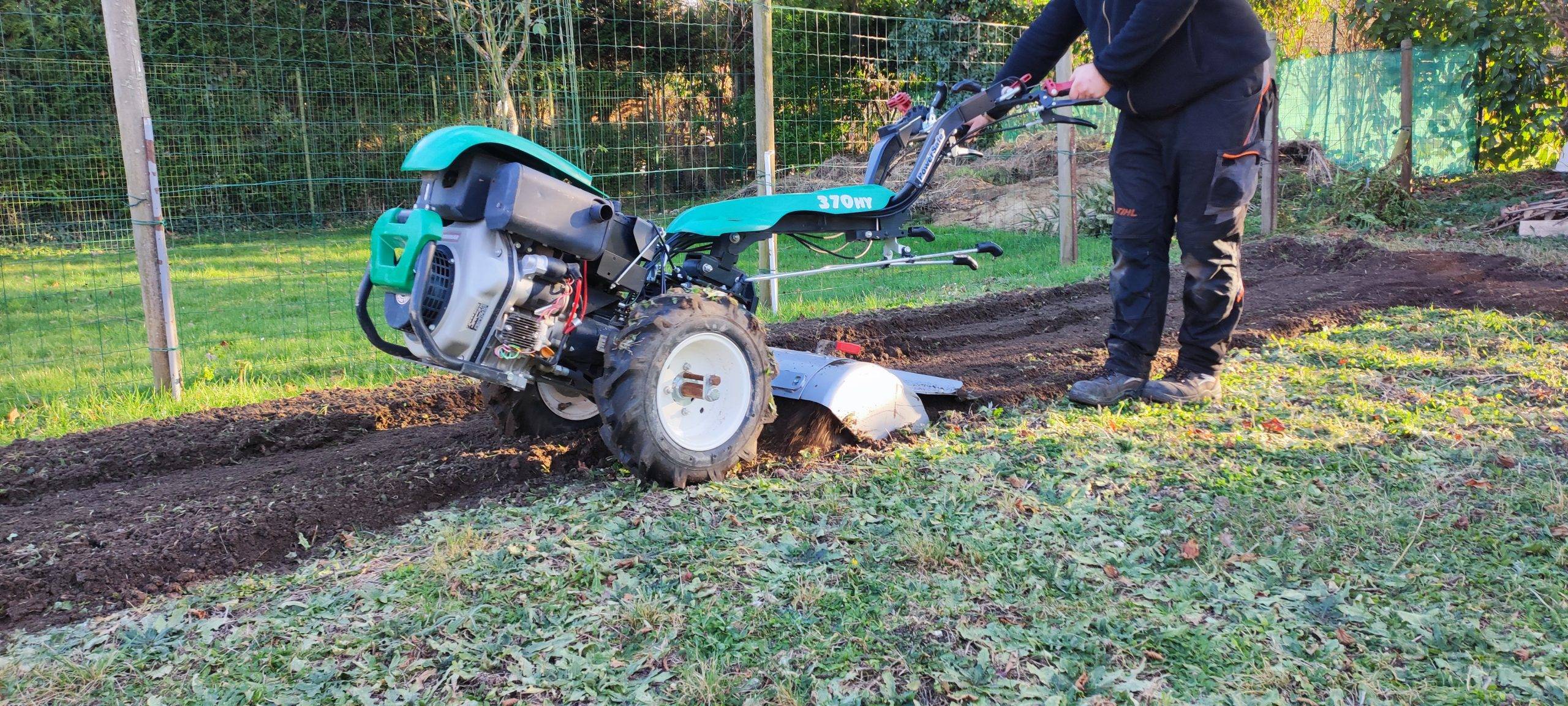une personne preparant son sol pour son future potager